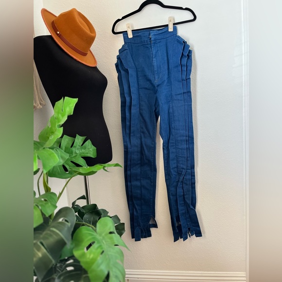 Denim - GREYSCALE stretch super high waisted ruffle jean! Sz S